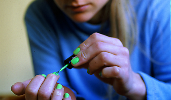 Lisa Rands pintando as unhas de verde antes de um evento. Foto: Wills Young. Bouldering.